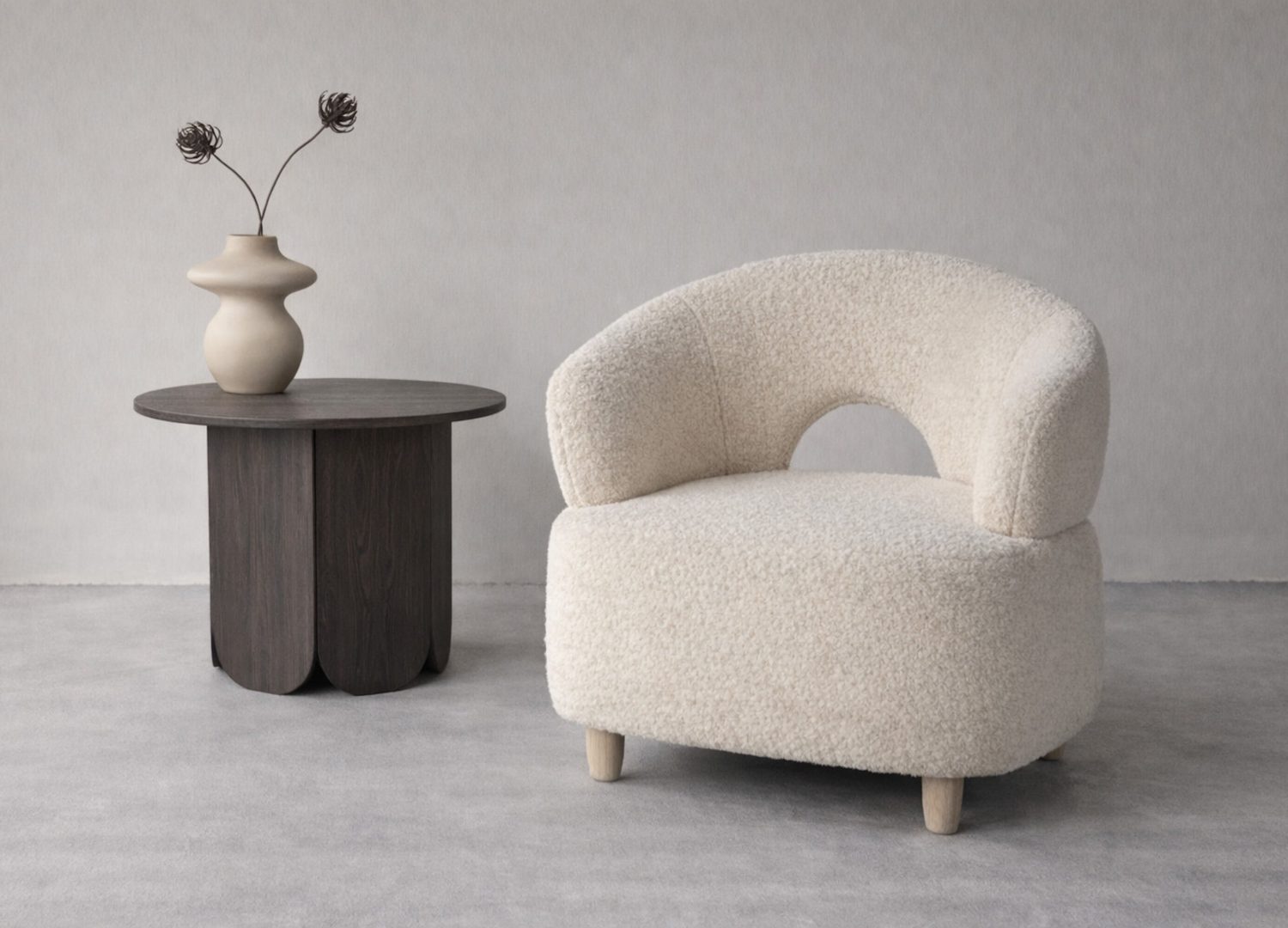 Fauteuil Moglas en tissu blanc mis en scène dans un salon