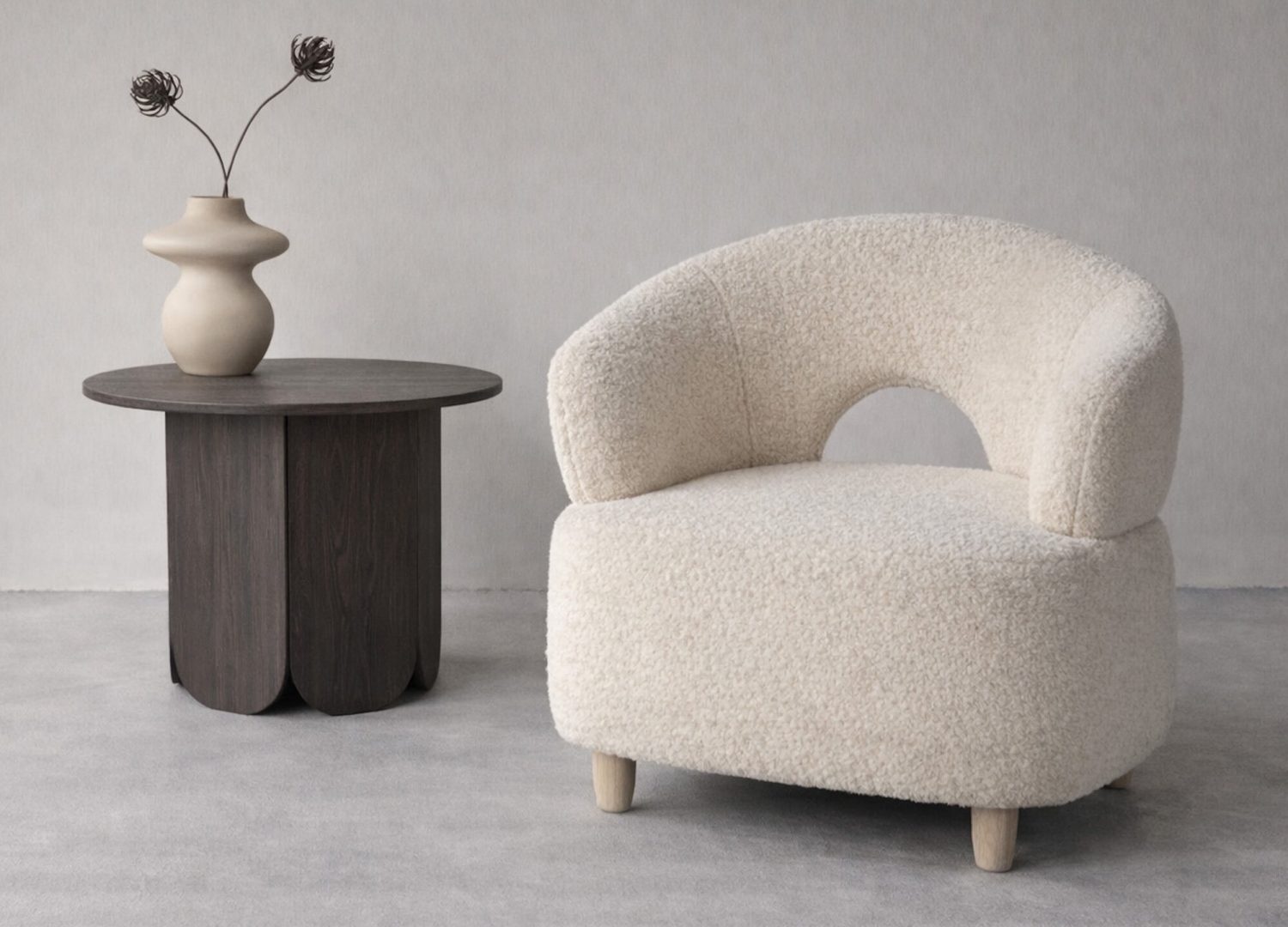 Fauteuil Moglas en tissu blanc mis en scène dans un salon