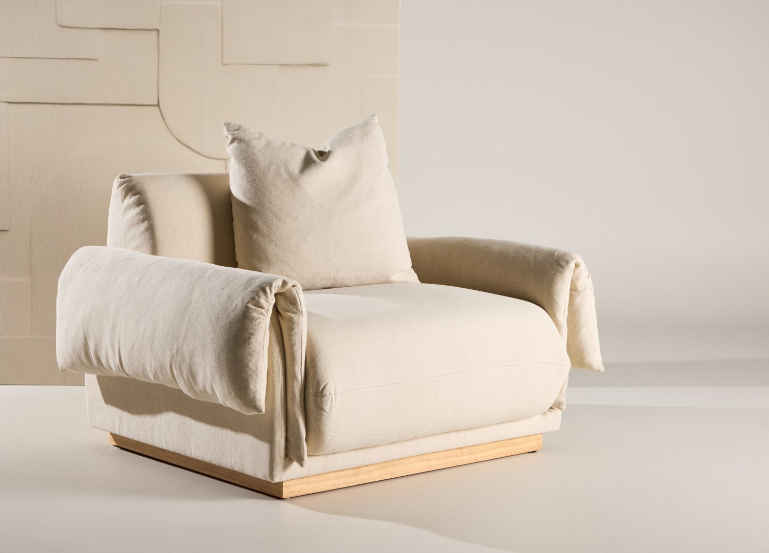 Fauteuil Mollösund en tissu effet lin beige mis en scène dans un salon