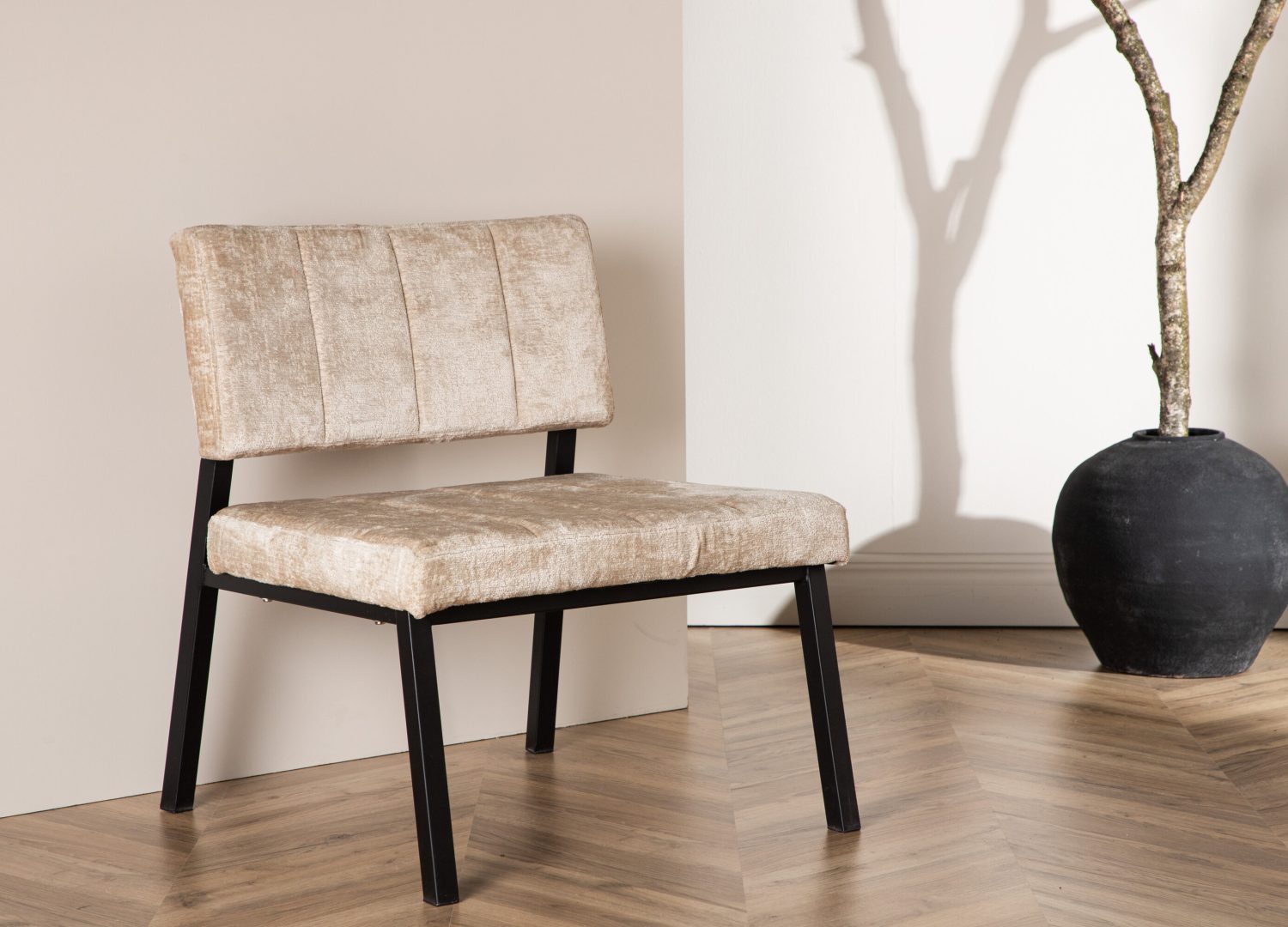 Fauteuil Monett en velours beige mis en scène dans un salon