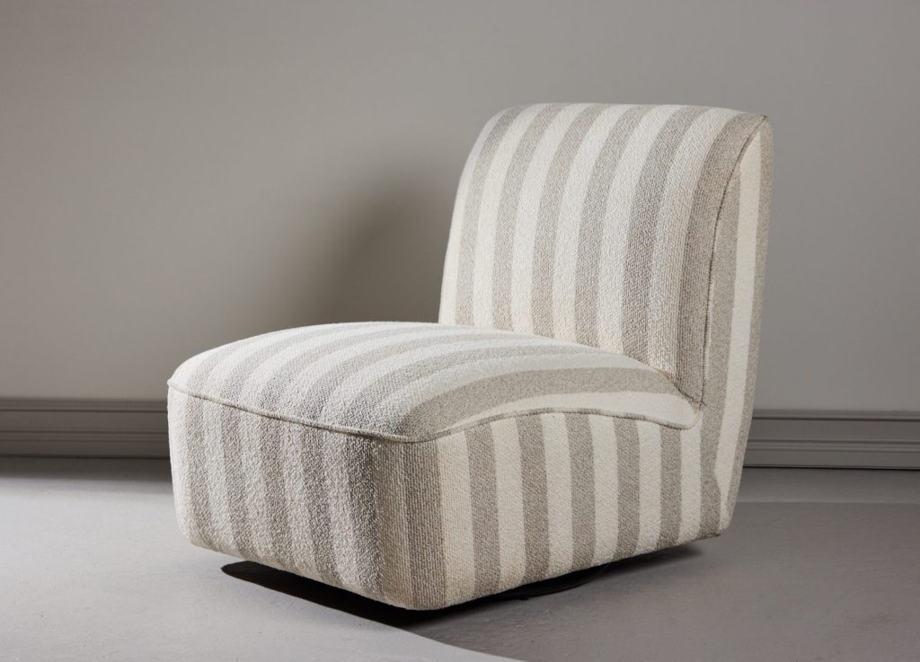 Fauteuil My en tissu beige et blanc mis en scène dans un salon