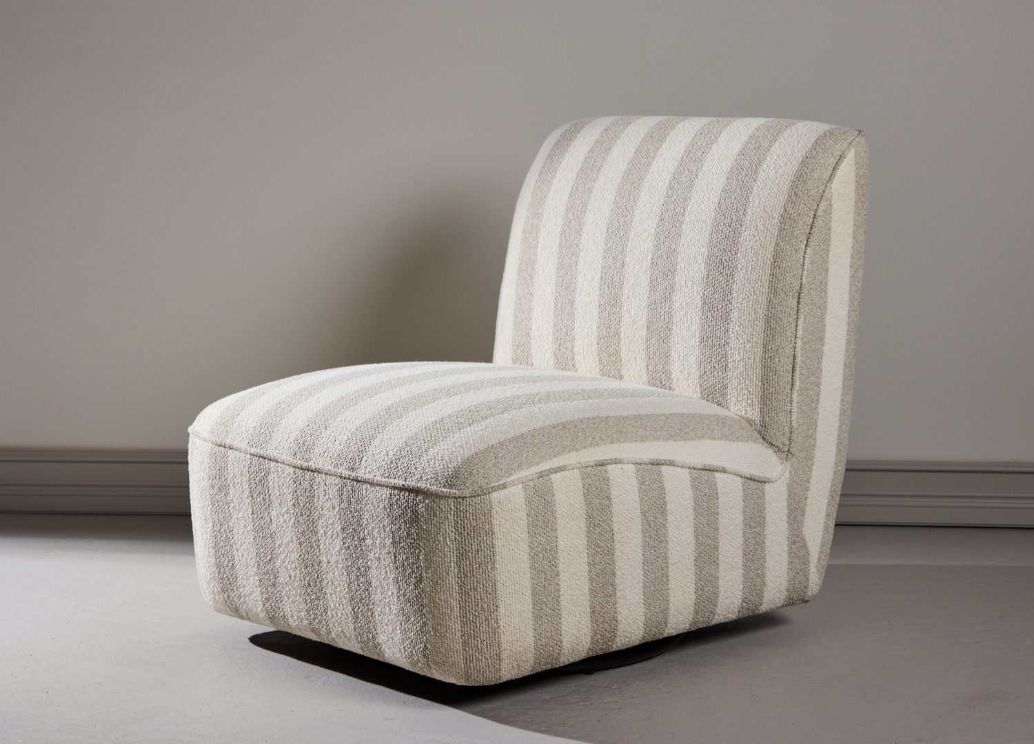 Fauteuil My en tissu beige et blanc mis en scène dans un salon