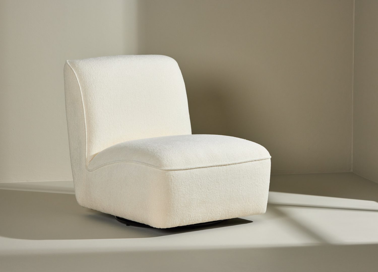 Fauteuil My en tissu blanc mis en scène dans un salon