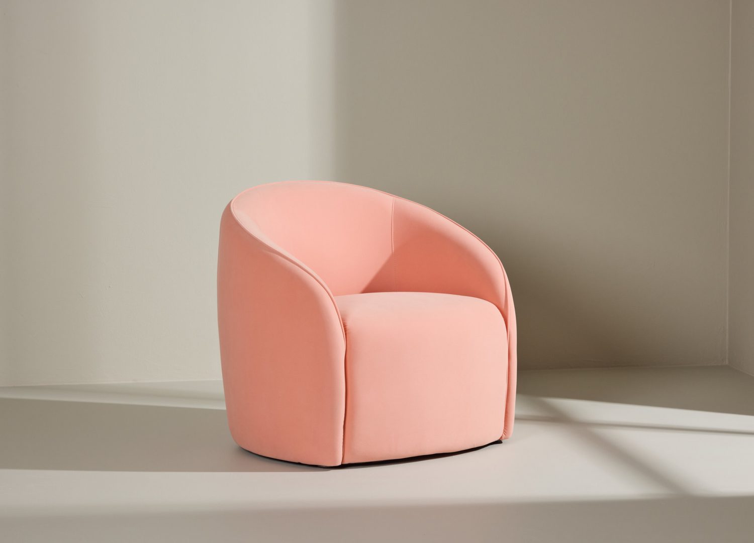 Fauteuil Neo en tissu pêche mis en scène dans un salon