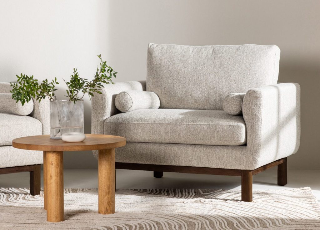 Fauteuil Olympos en tissu beige mis en scène dans un salon