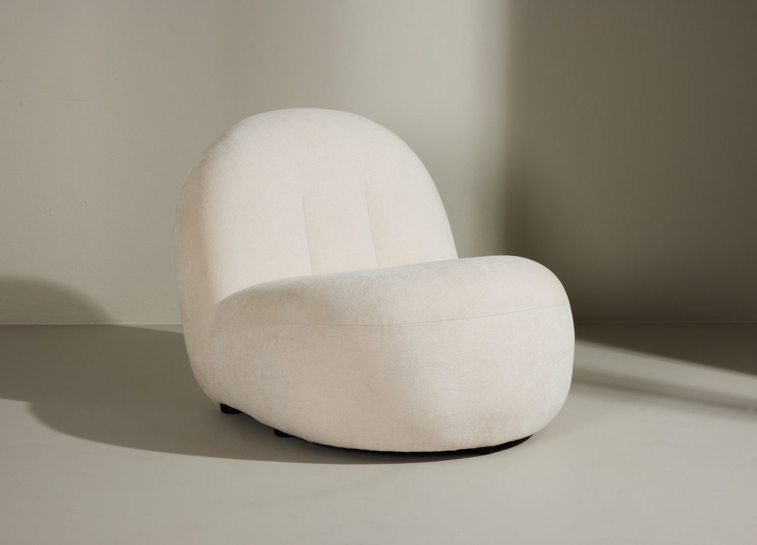 Fauteuil Omaha en tissu blanc mis en scène dans un salon