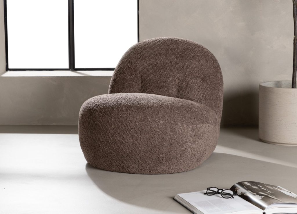 Fauteuil Omaha en tissu marron mis en scène dans un salon