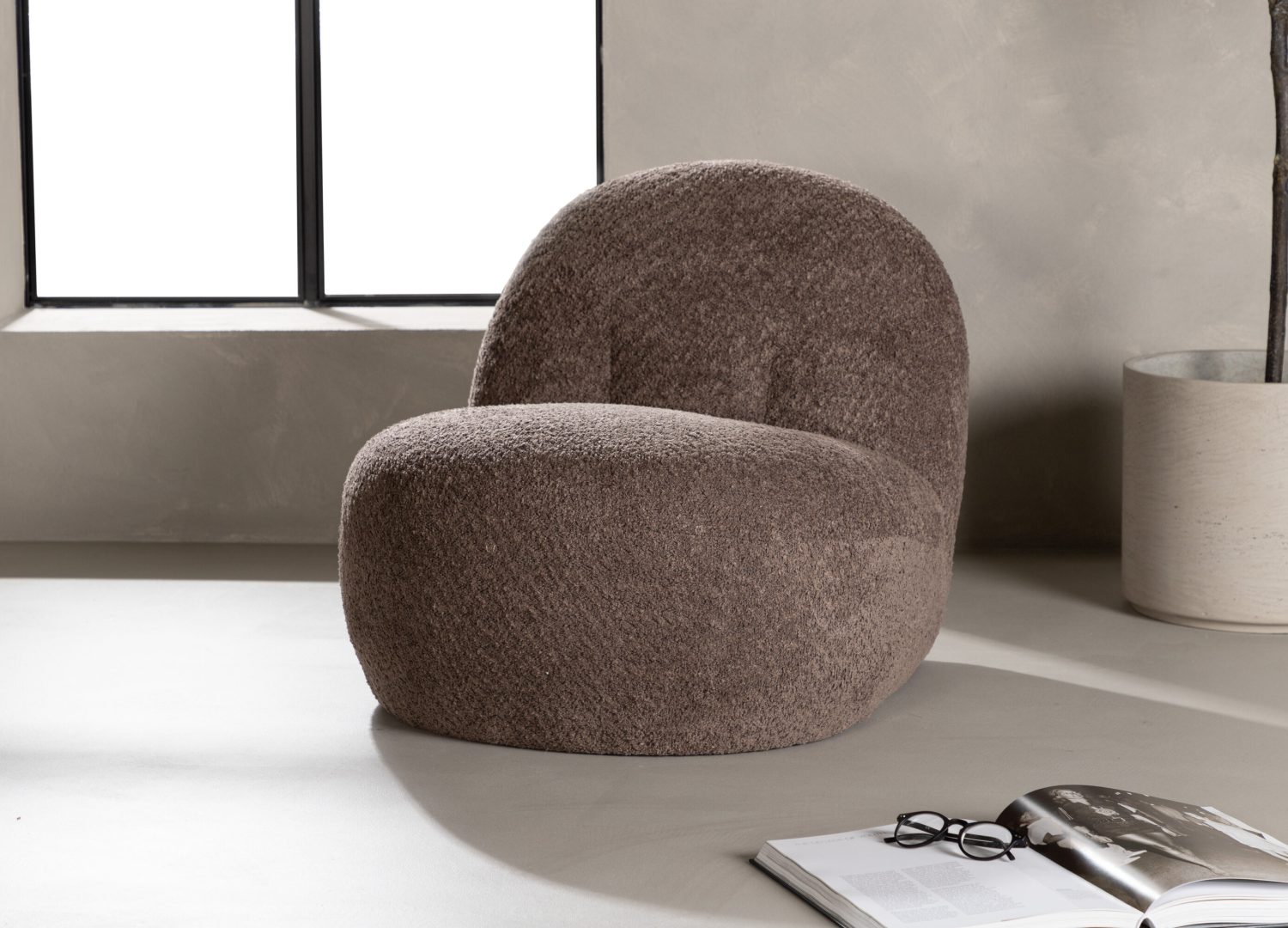 Fauteuil Omaha en tissu marron mis en scène dans un salon