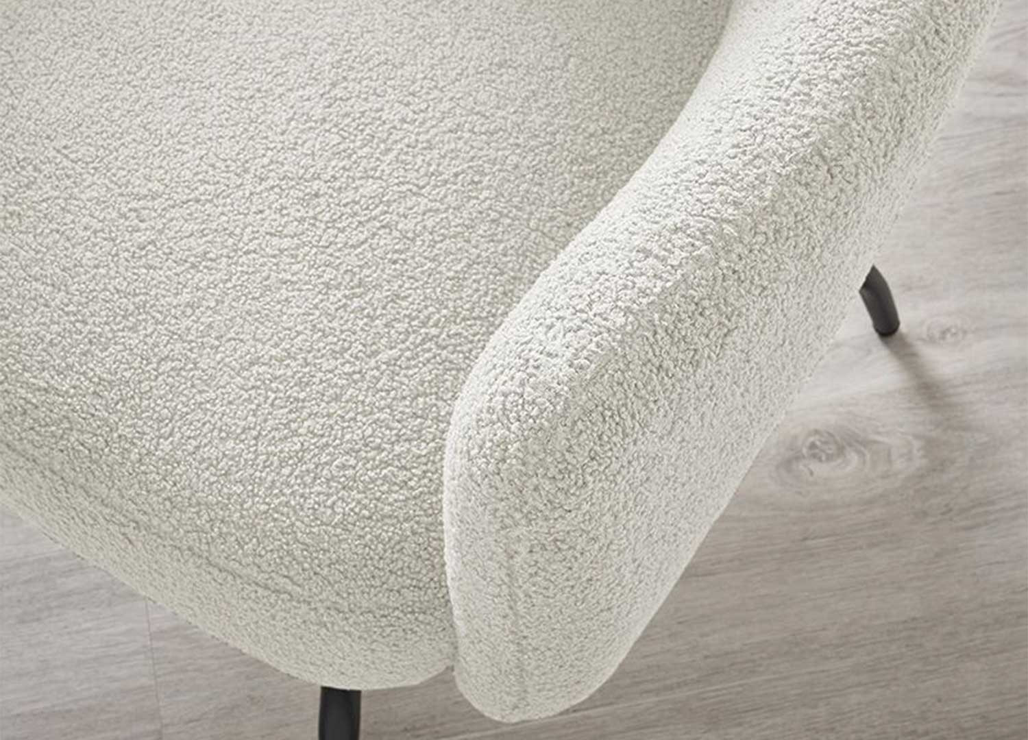 Fauteuil crème pivotant et métal noir Tajo