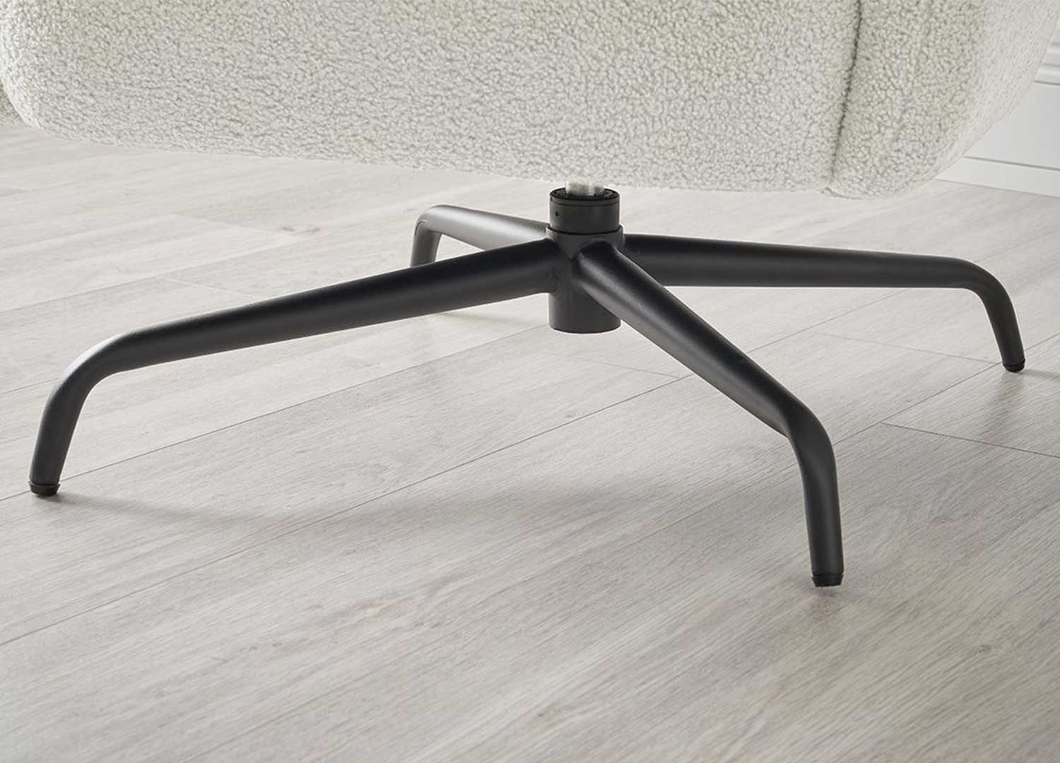 Fauteuil crème pivotant et métal noir Tajo