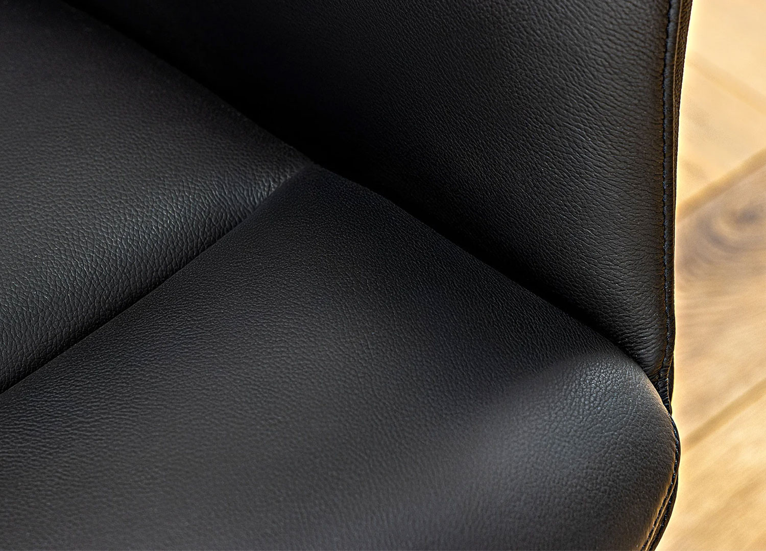 Fauteuil pivotant en cuir noir Vesper