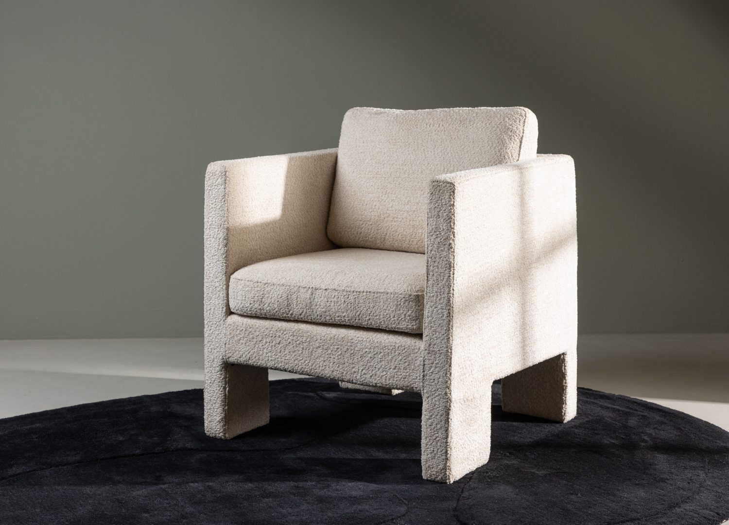 Fauteuil Ragusa en tissu blanc mis en scène dans un salon