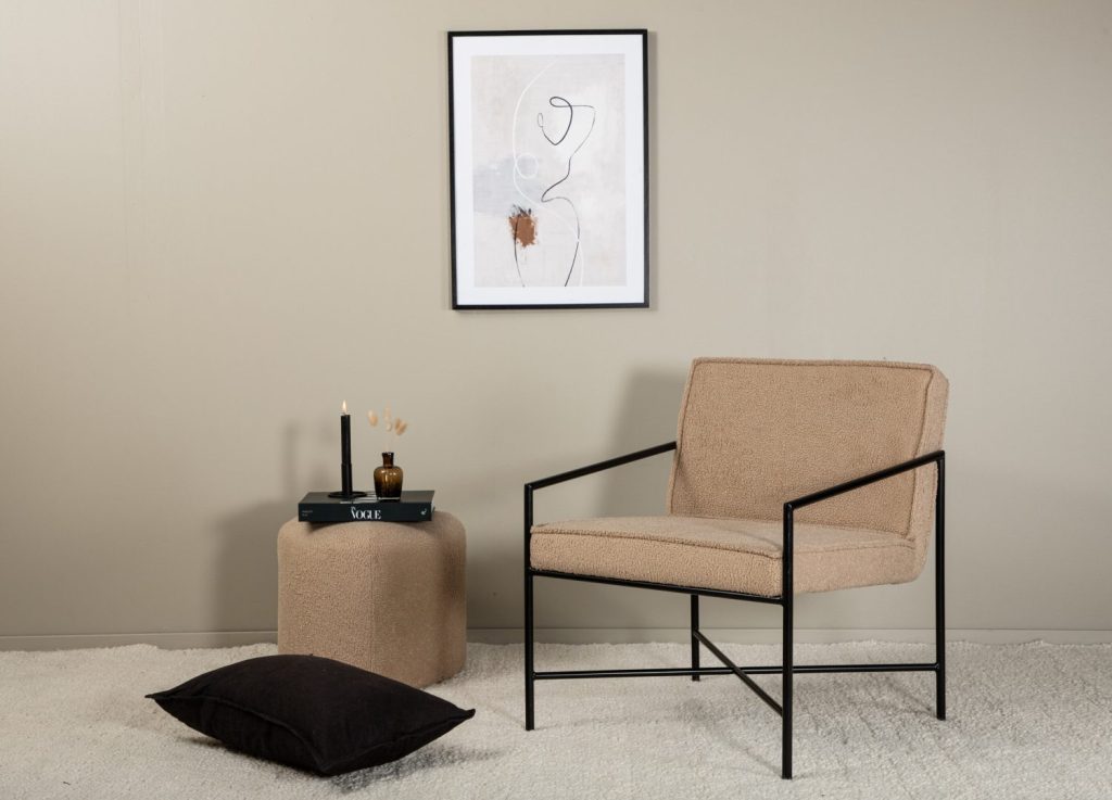 Fauteuil Rakel en tissu teddy beige mis en scène dans un salon