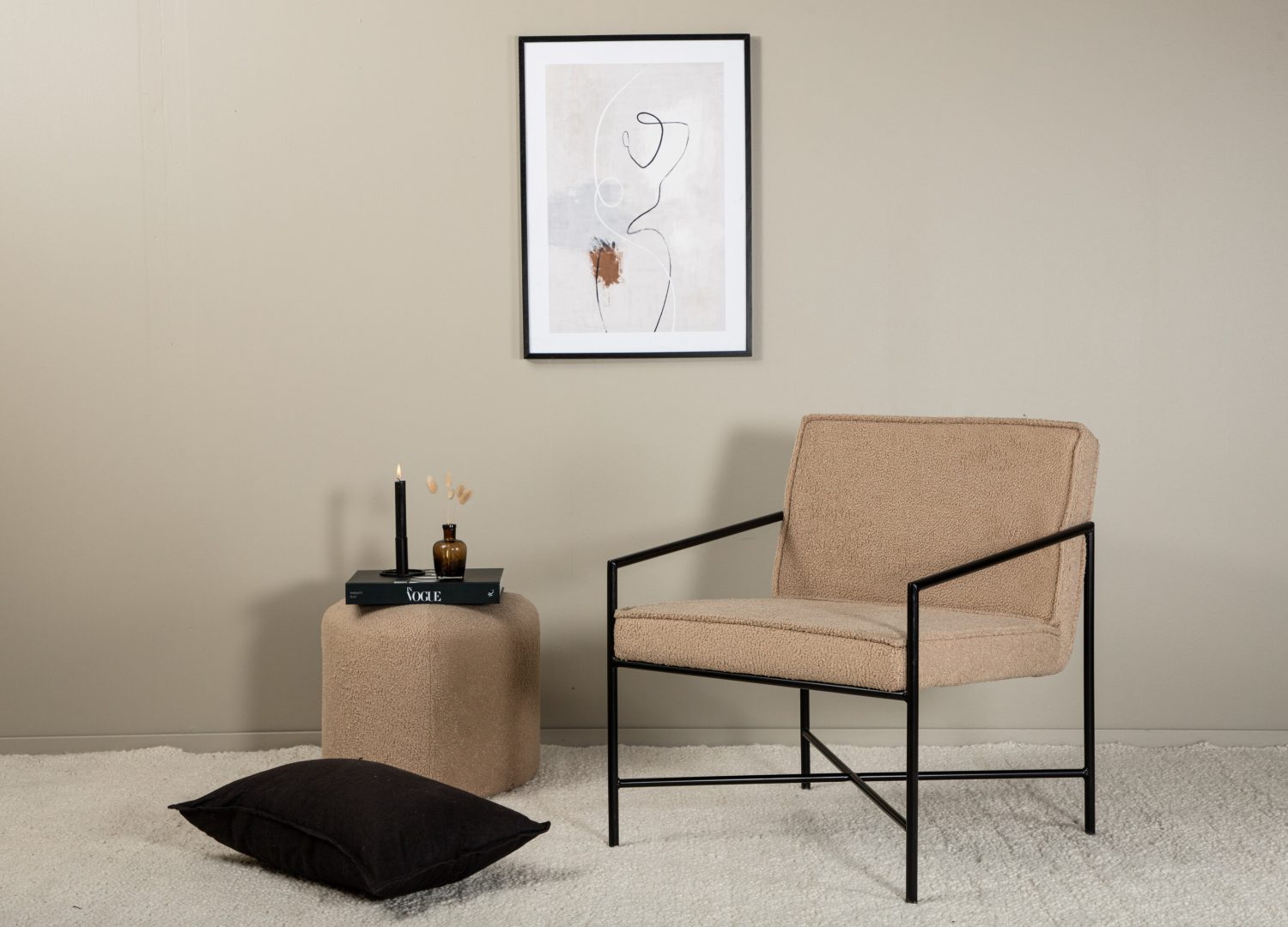 Fauteuil Rakel en tissu teddy beige mis en scène dans un salon