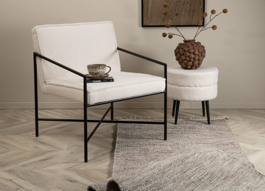 Fauteuil Rakel en tissu teddy blanc cassé mis en scène dans un salon