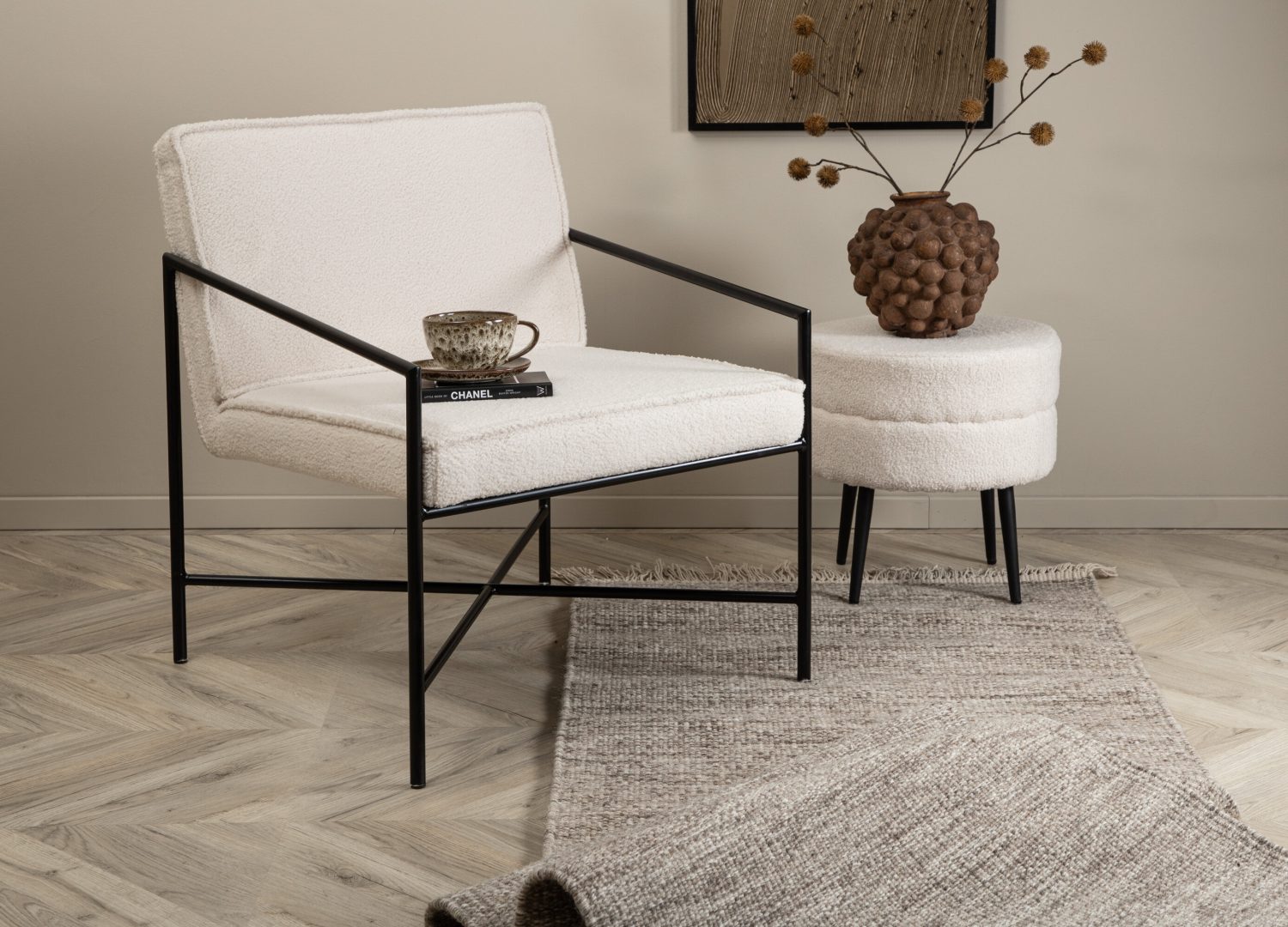Fauteuil Rakel en tissu teddy blanc cassé mis en scène dans un salon