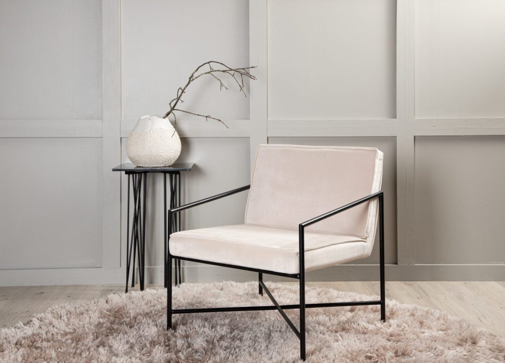 Fauteuil Rakel en velours beige mis en scène dans un salon