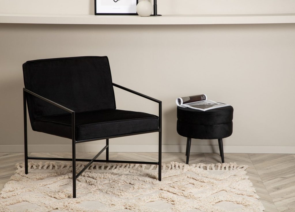 Fauteuil Rakel en velours noir mis en scène dans un salon