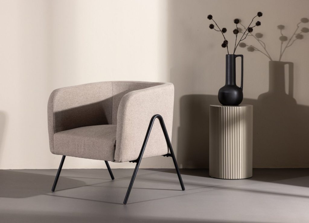 Fauteuil Rika en tissu beige mis en scène dans un salon