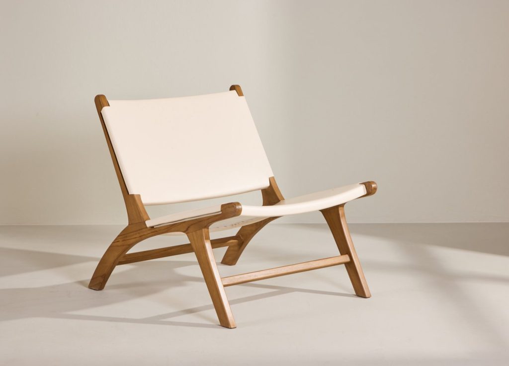 Fauteuil Rike en similicuir beige mis en scène dans un salon