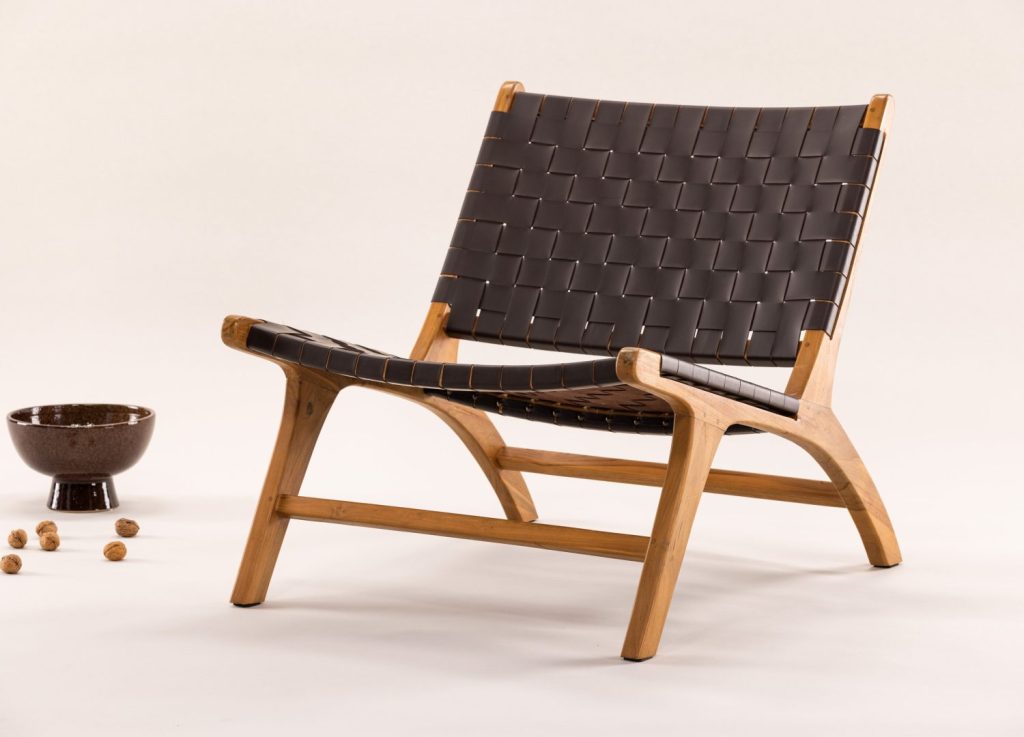 Fauteuil Rike en similicuir marron mis en scène dans un salon