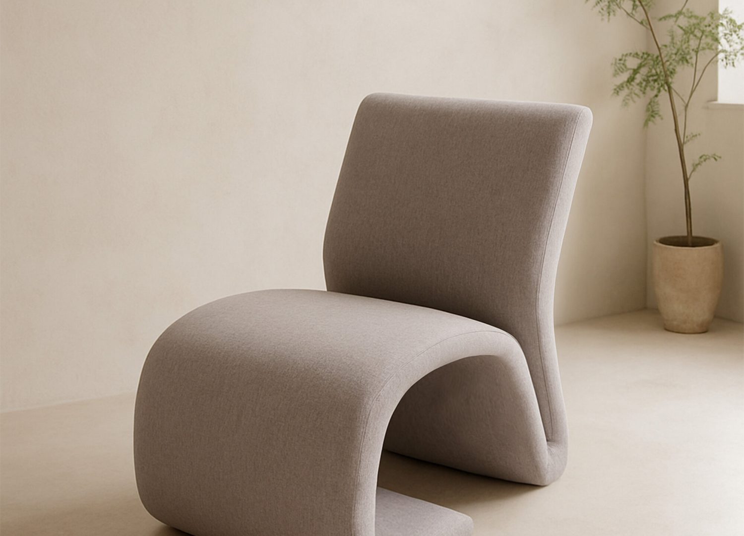 Fauteuil Rulls en tissu marron mis en scène dans un salon