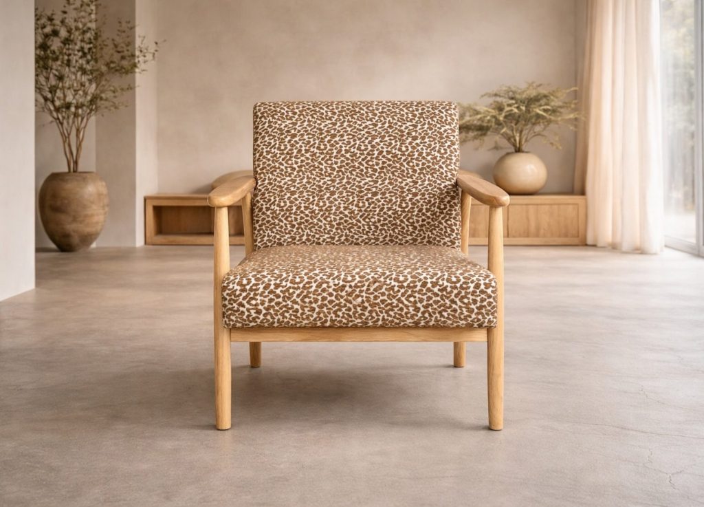 Fauteuil Runbert en tissu marron mis en scène dans un salon