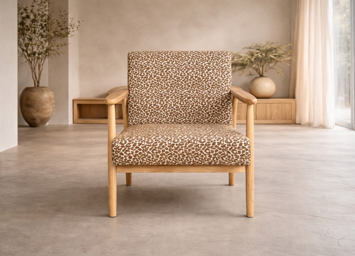 Fauteuil Runbert en tissu marron mis en scène dans un salon