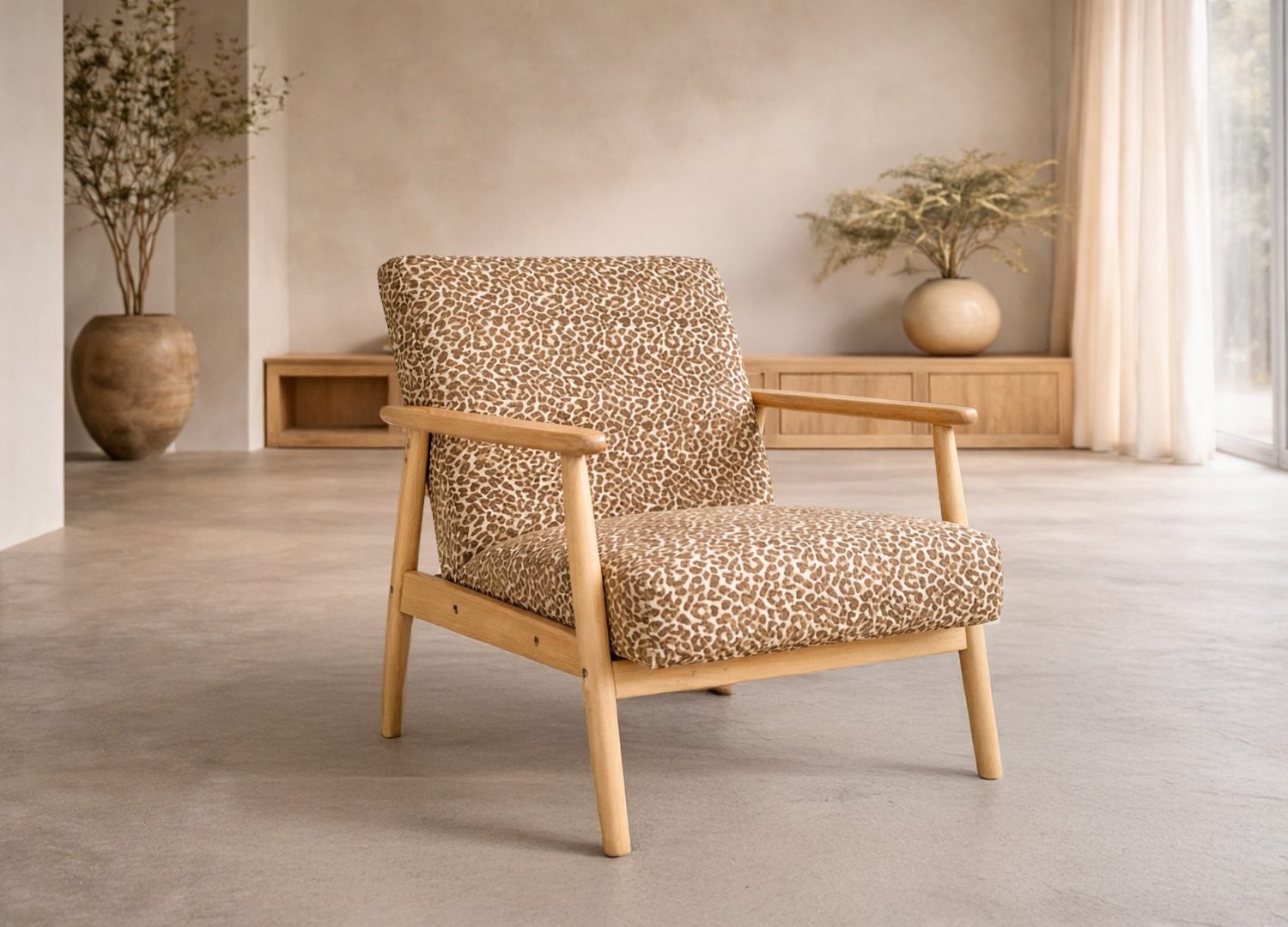 Mise en scène du fauteuil Runbert en tissu marron