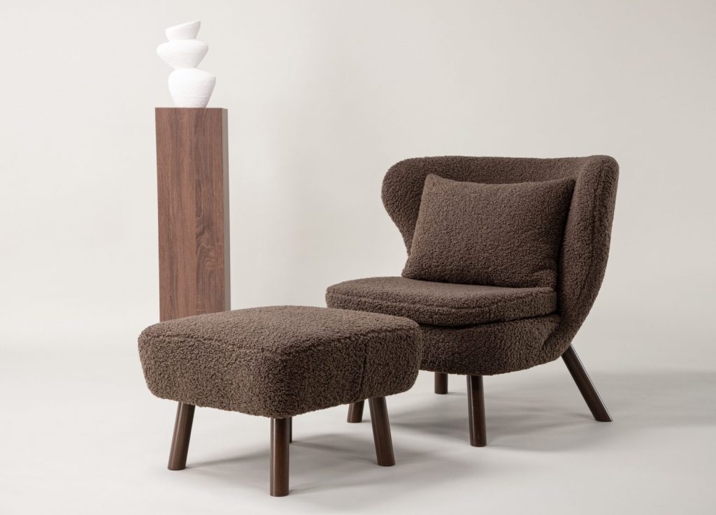 Fauteuil Ryxö en tissu teddy marron mis en scène dans un salon