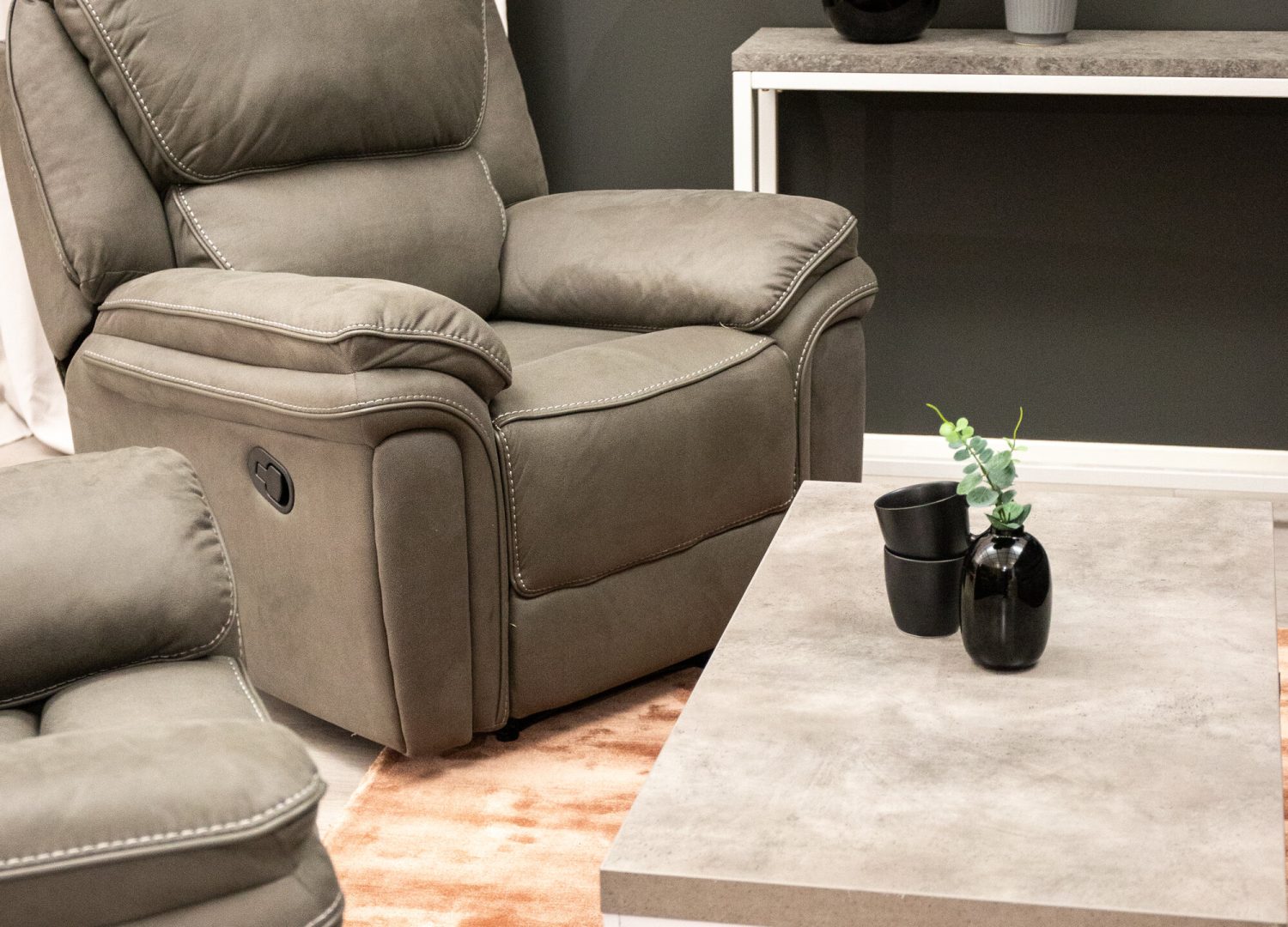 Fauteuil Saranda en microfibre gris mis en scène dans un salon