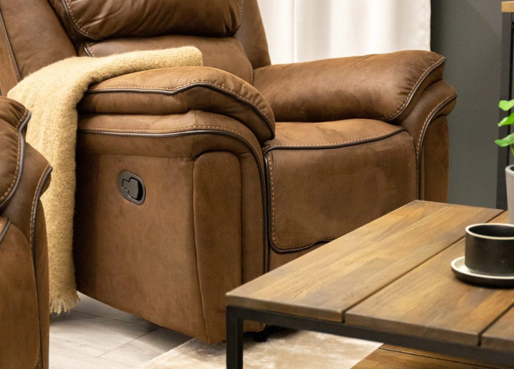 Fauteuil Saranda en microfibre marron mis en scène dans un salon