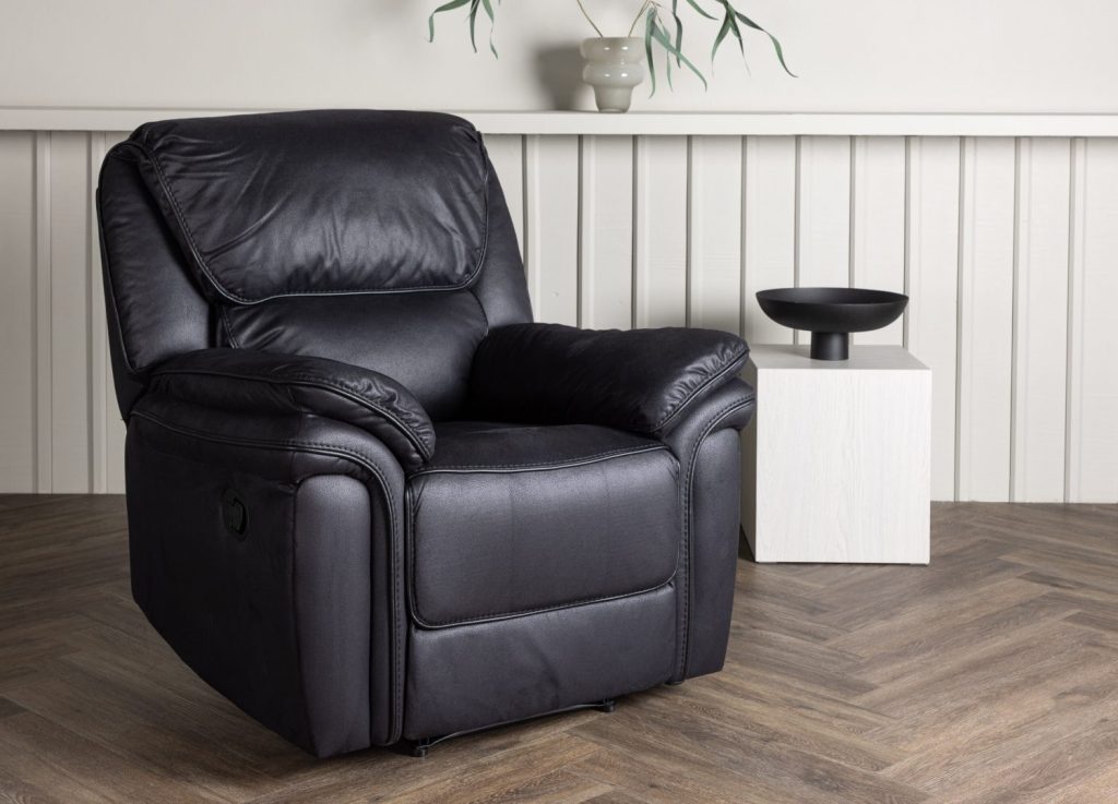 Fauteuil Saranda en microfibre noir mis en scène dans un salon