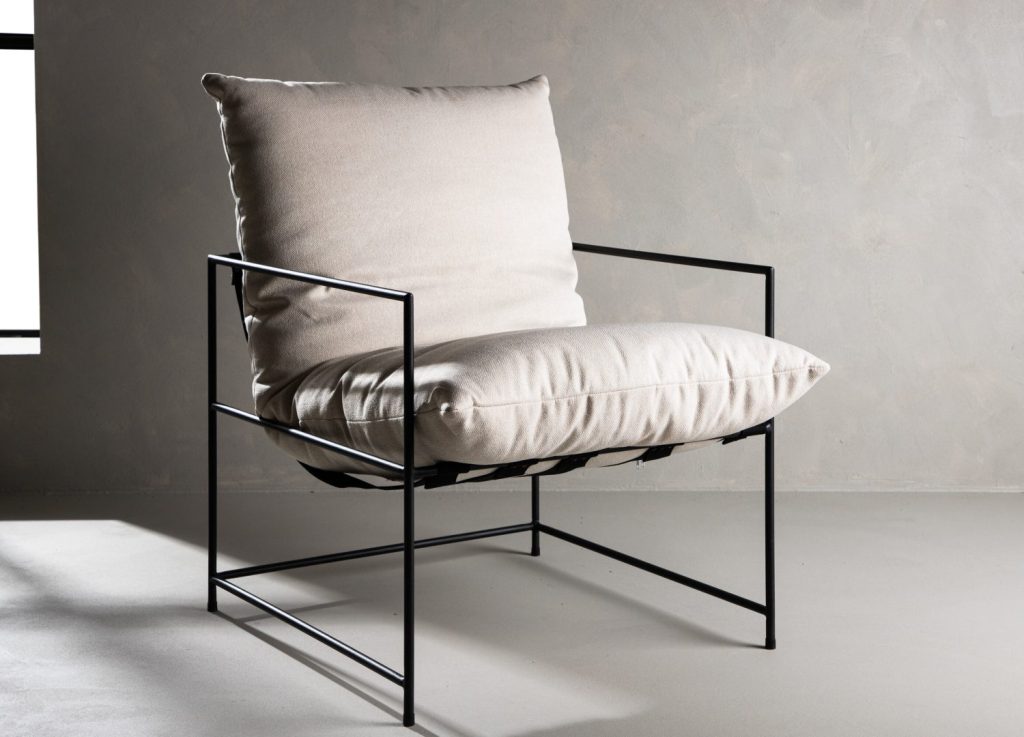 Fauteuil Sedalia en tissu effet lin blanc mis en scène dans un salon