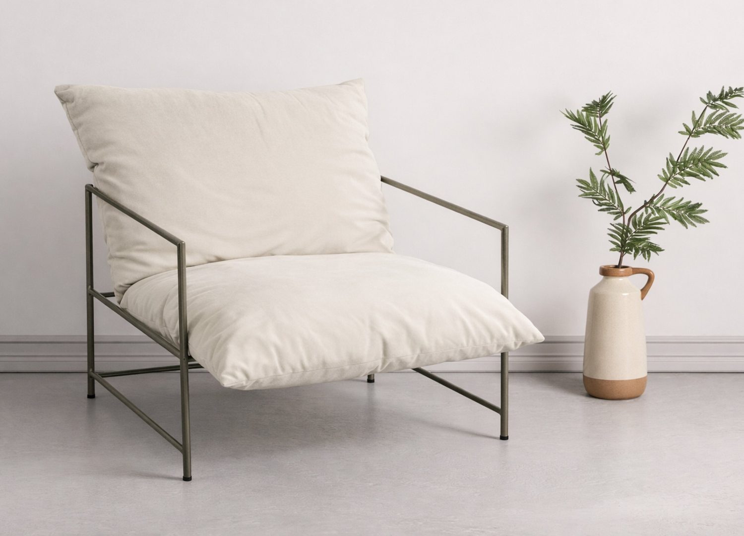 Fauteuil Sedalia en velours beige mis en scène dans un salon