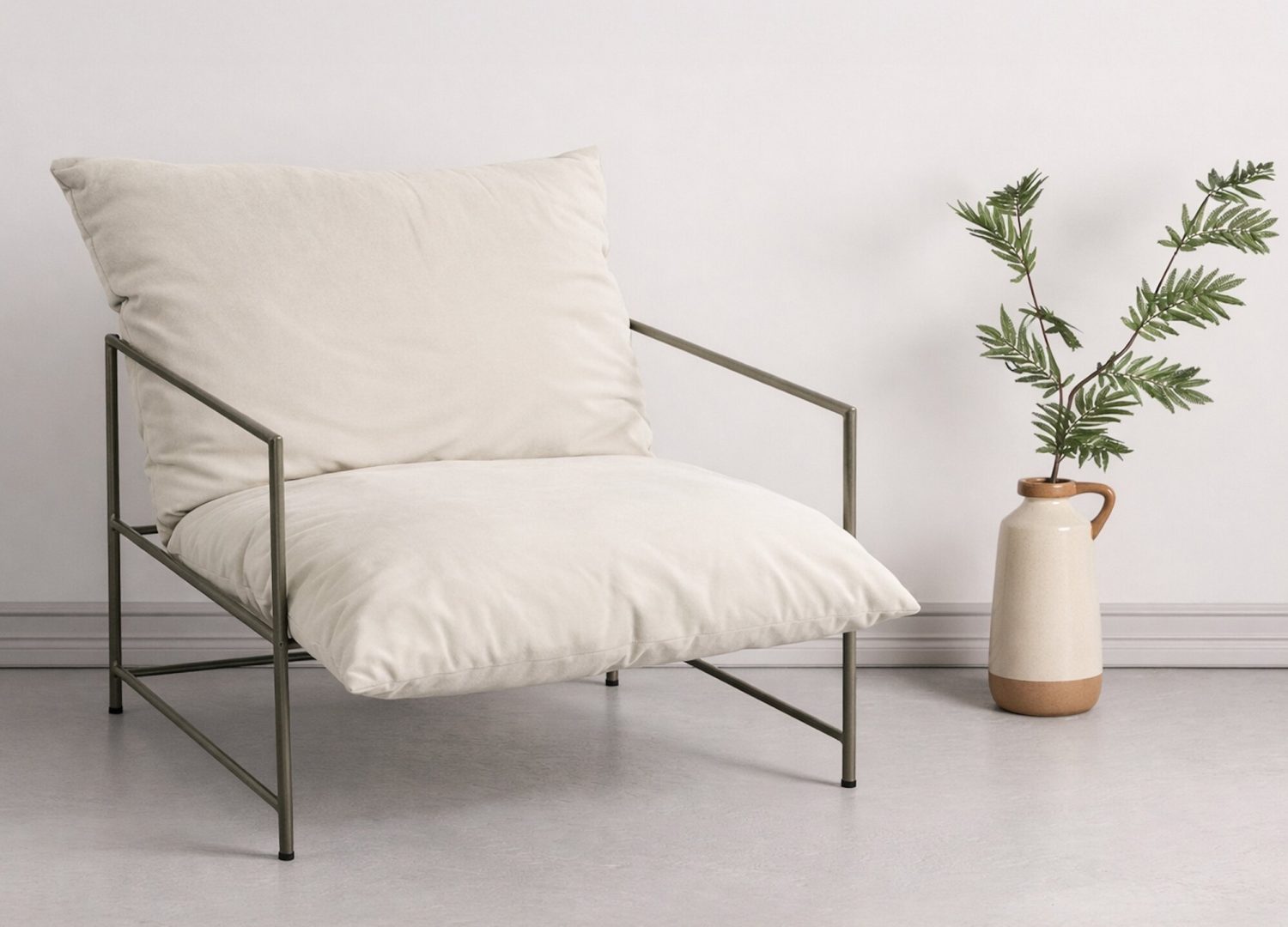 Fauteuil Sedalia en velours beige mis en scène dans un salon