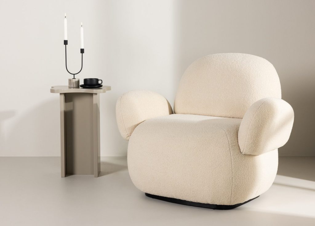 Fauteuil Sevilla en tissu beige mis en scène dans un salon