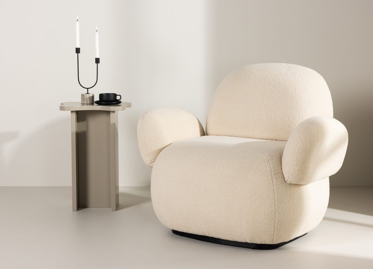 Fauteuil Sevilla en tissu beige mis en scène dans un salon