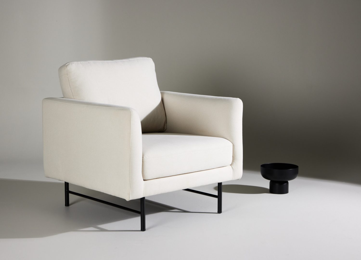 Fauteuil Sky en tissu blanc mis en scène dans un salon