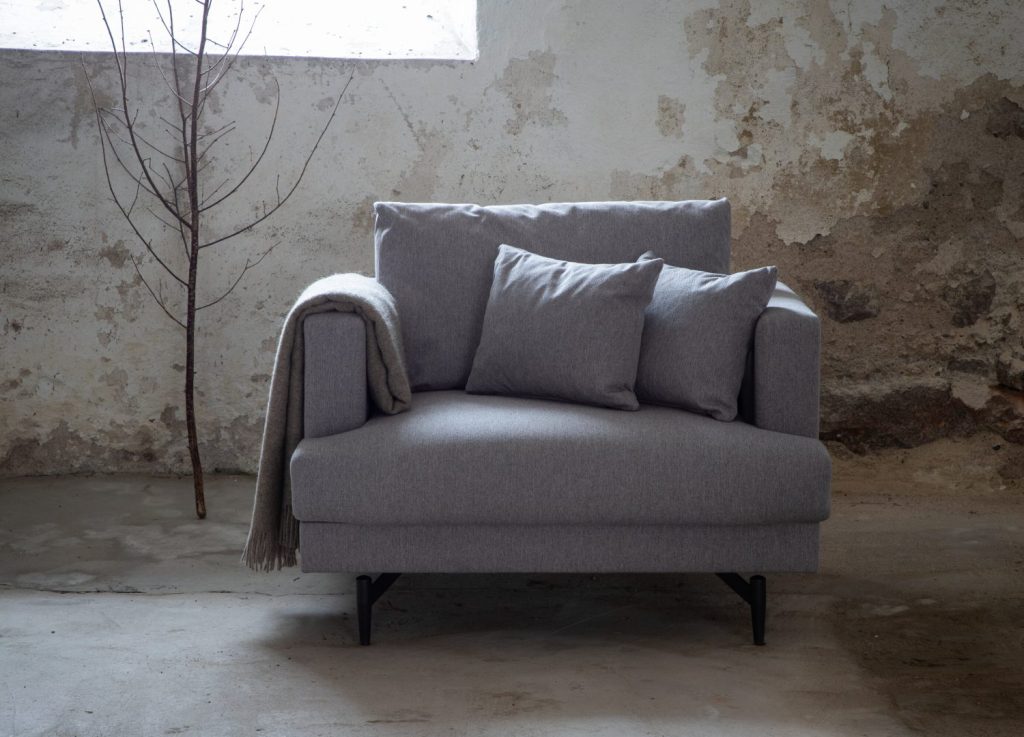 Fauteuil Sofia en tissu gris mis en scène dans un salon