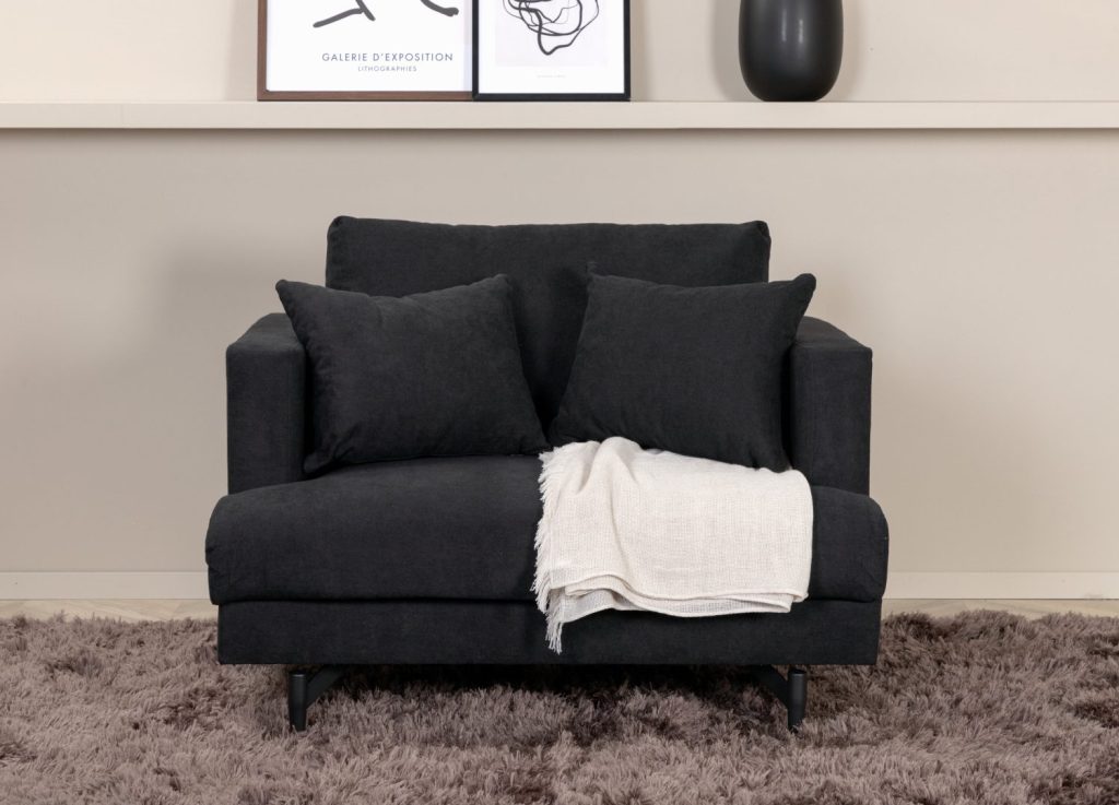 Fauteuil Sofia en tissu noir mis en scène dans un salon