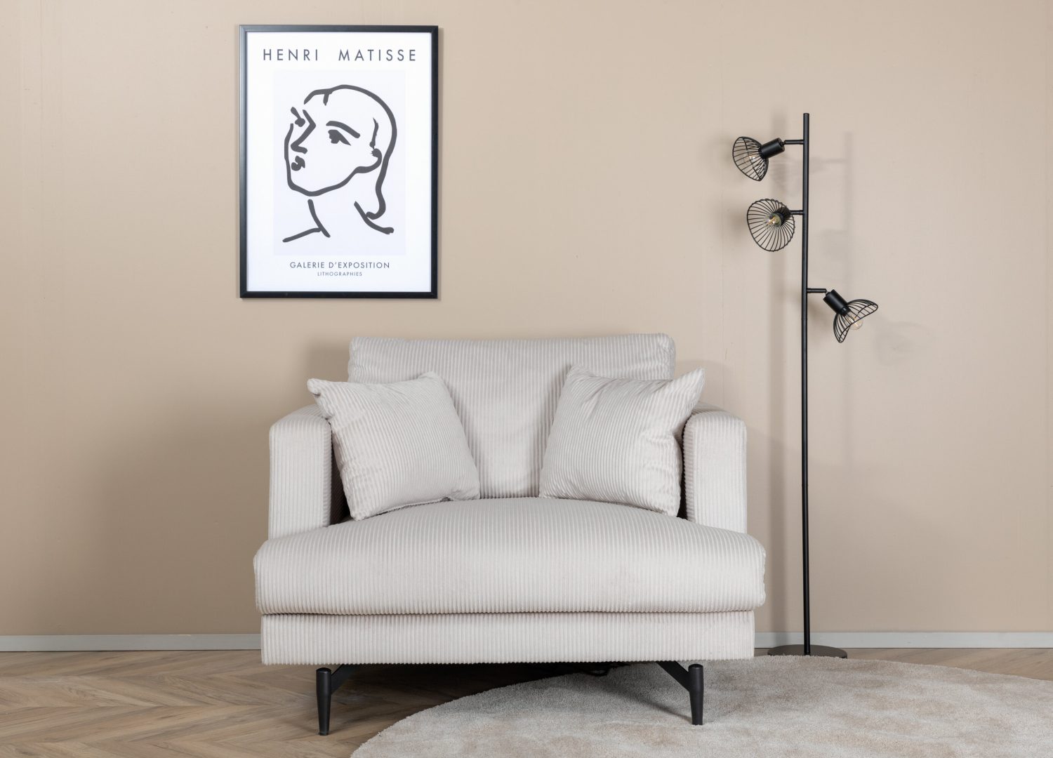 Fauteuil Sofia en velours côtelé beige mis en scène dans un salon