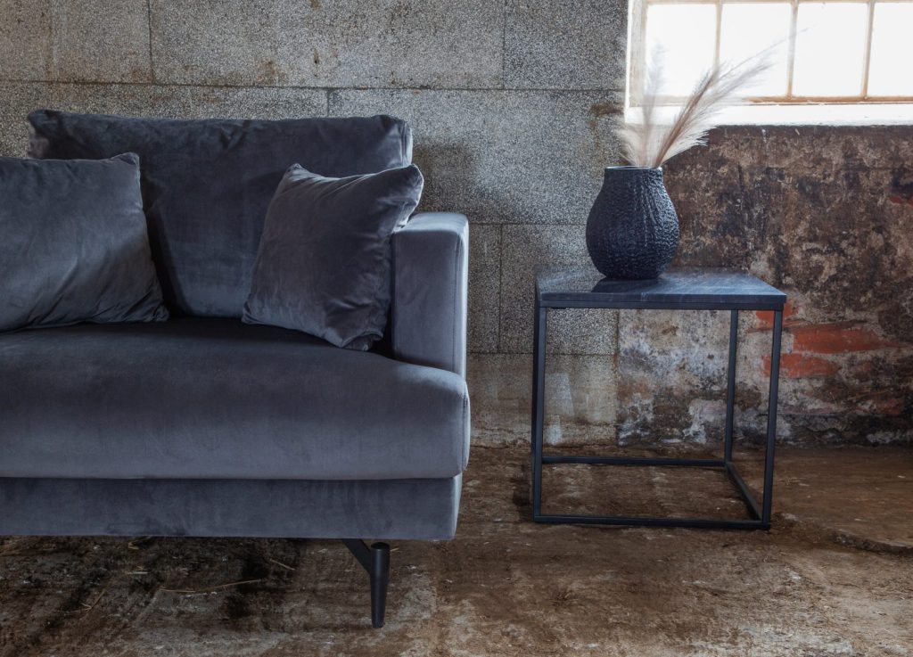 Fauteuil Sofia en velours gris foncé mis en scène dans un salon
