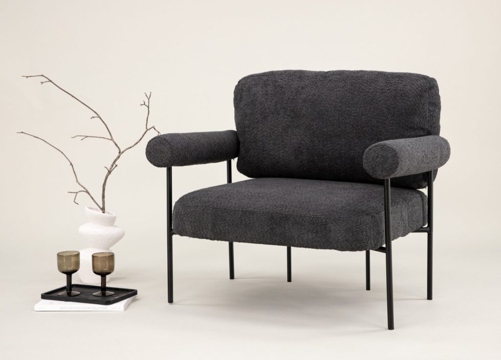 Fauteuil Tillberga x Josefin Lustig en tissu gris foncé mis en scène dans un salon