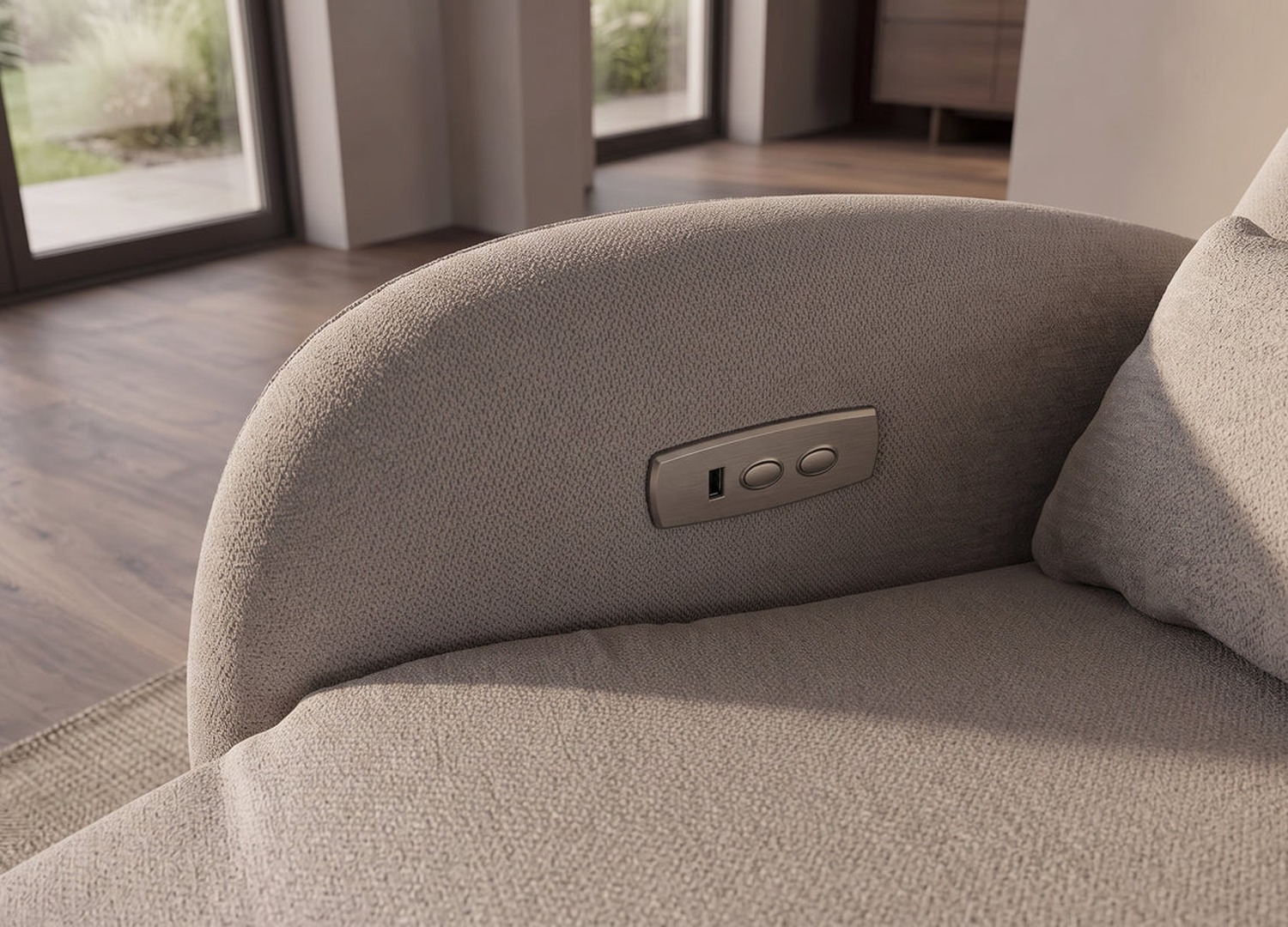 Détail de la commande intégrée dans l’accoudoir du fauteuil Vélyos greige