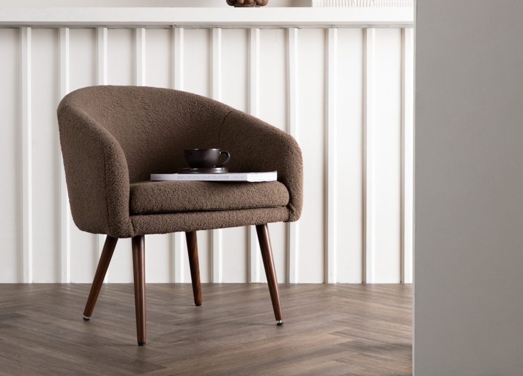 Fauteuil Wanda en tissu teddy marron mis en scène dans un salon