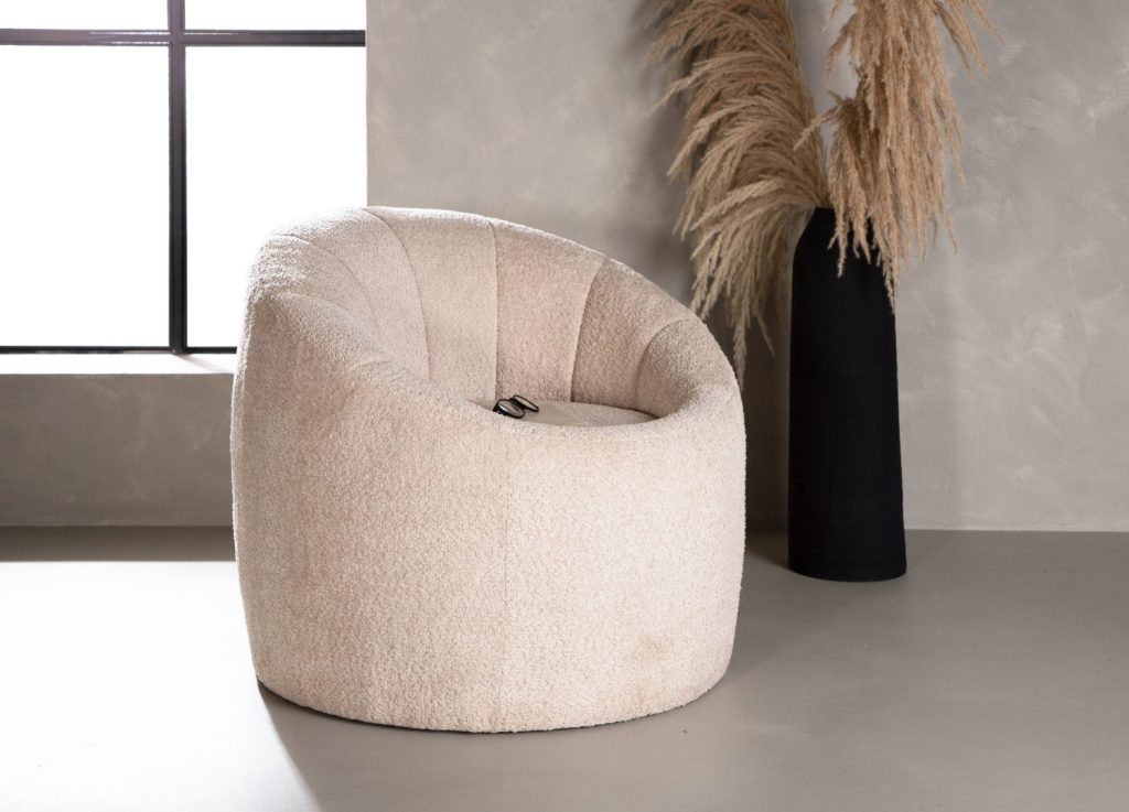 Fauteuil Warren en tissu beige mis en scène dans un salon