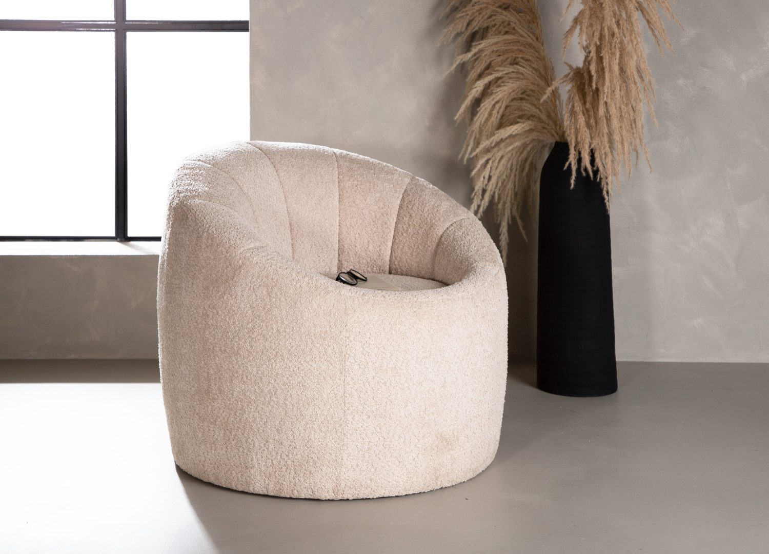 Fauteuil Warren en tissu beige mis en scène dans un salon