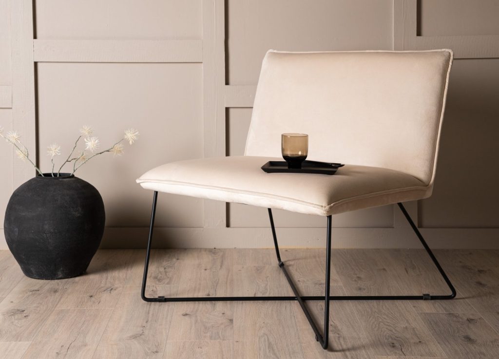 Fauteuil X-lounge en velours beige mis en scène dans un salon
