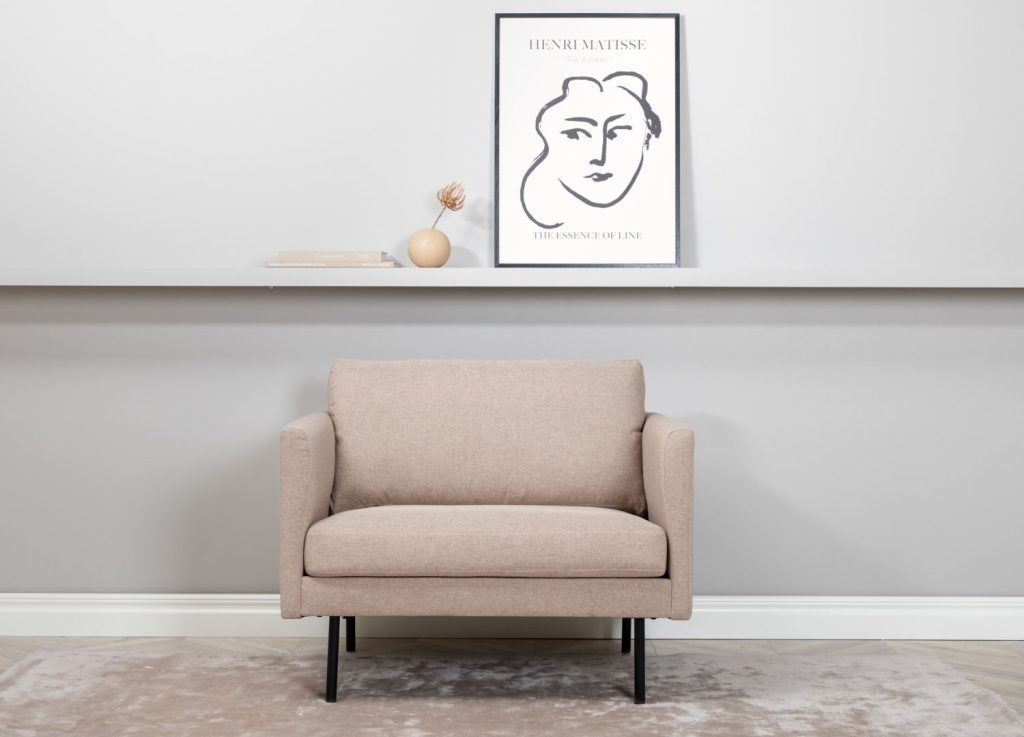 Fauteuil Zoom en tissu beige mis en scène dans un salon